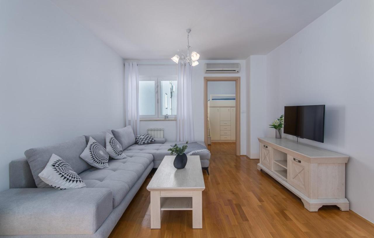 Apartment Melarnian Near The Beach In Umago Exterior foto