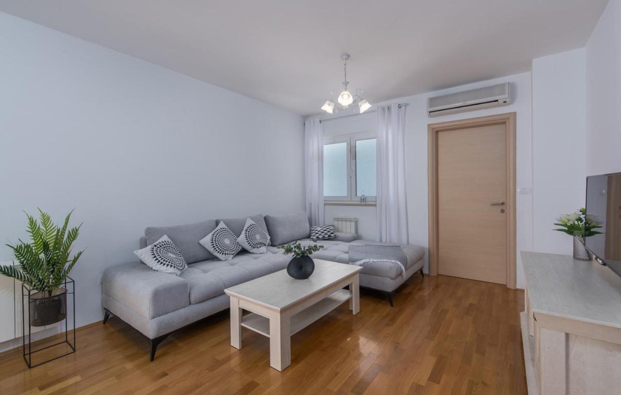 Apartment Melarnian Near The Beach In Umago Exterior foto